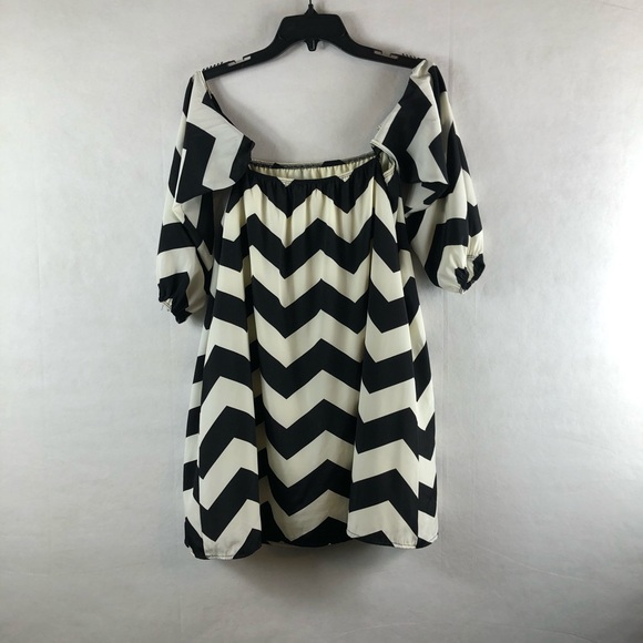 Sage Cold Shoulder dress
Symmetrical Large Black - Picture 4 of 7